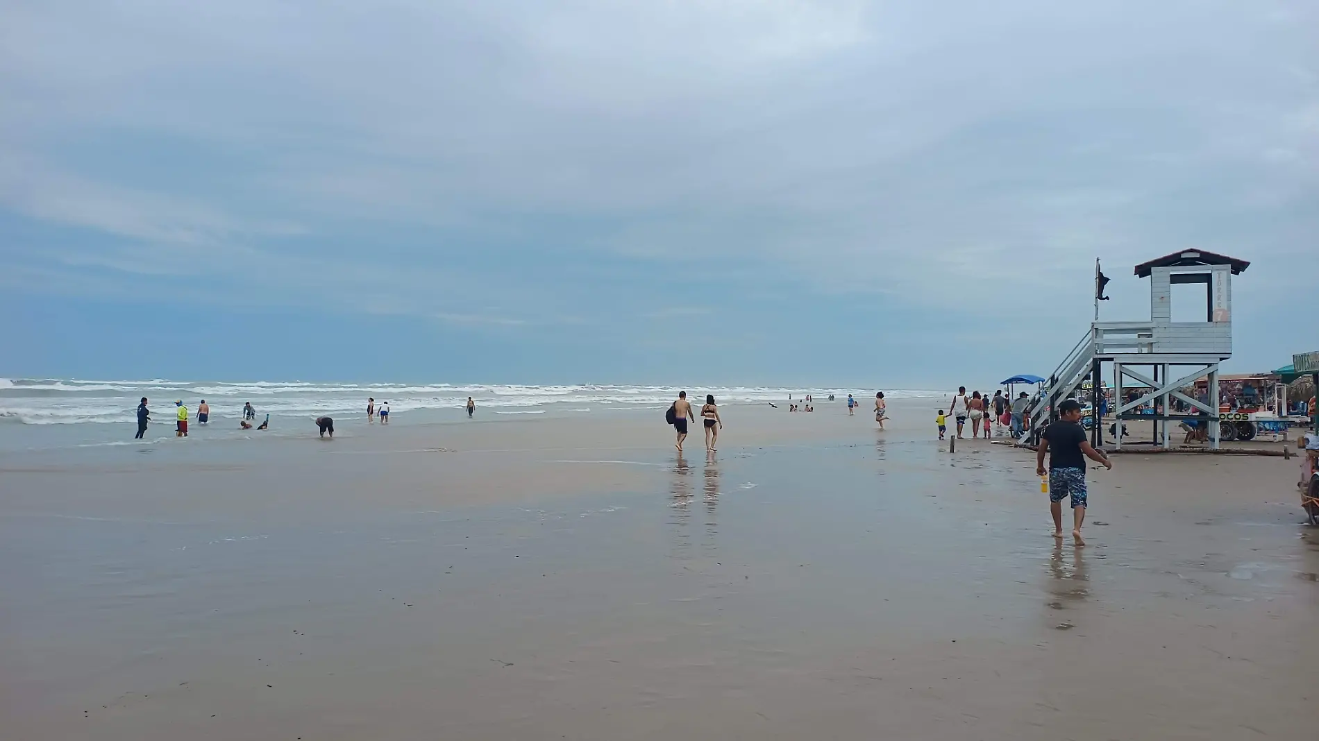 La marea aumentó y el mar se salió 